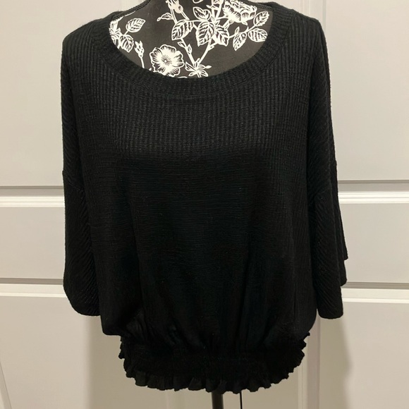 GAP Sweaters - XL GAP BLACK GATHERED BOTTOM BELL SLEEVE LIGHTWEIGHT SWEATER